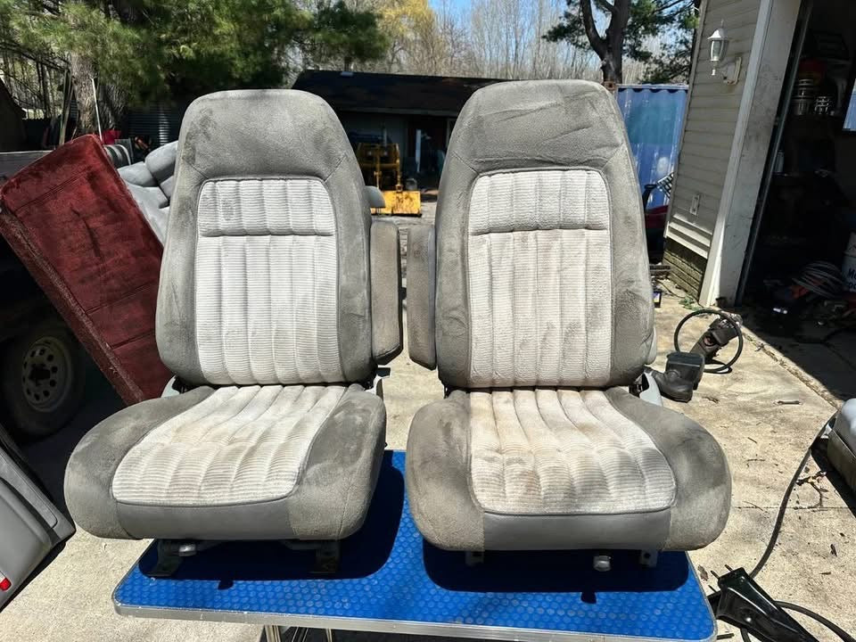 Bucket Seat Cores (Pair) - 88-94 Chevy/GMC OBS (Gray/White)